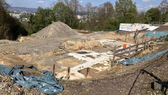 Verlassene Baustelle: Seit Juli 2025 ruhen die Arbeiten zum Koblenzer Luxusbauprojekt Maiblick Living.