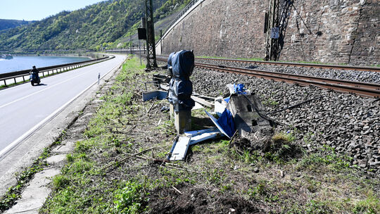Bei einem Unfall zwischen B9 und Bahnstrecke zwischen Boppard und Spay wurde am Osterwochenende ein Blocksignal verwüstet. Die R