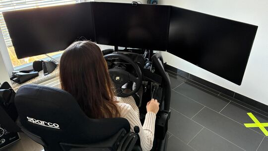 Annalena Bischoff, Reporterin unserer Zeitung, testet in der Fahrschule von Stefanie Blaszcak in Emmelshausen, wie es sich anfüh