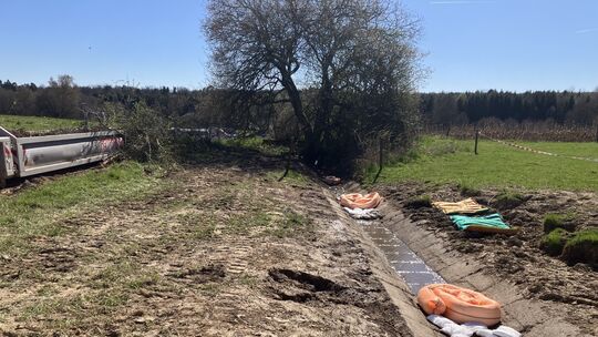 Im Bachlauf wurden etliche Ölsperren gesetzt. Mit Erfolg: Die Werte des Simmerbach seien stabil, so der Kreis basierend auf rege