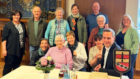 Die 89-jährige Resi Bach (vorne links im rosafarbenen Pullover) kam mit ihrer Familie ins Kratzenburger Gemeindehaus, um aus den