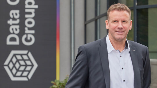 Der Gründer der Data Center Group, Ralf Siefen, vor dem Hauptstandort in Wallmenroth.