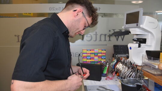 Noah-Constantin Jung beim Richten einer Brille. Das Handwerkliche macht ihm genauso viel Spaß wie das Kreative.