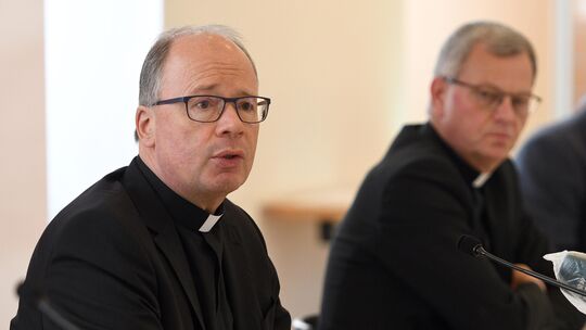 Teure Kündigung: der Trierer Bischof Stephan Ackermann (links) und sein scheidender Generalvikar Ulrich Graf von Plettenberg.