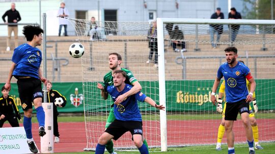 Die TuS-Defensive hatte Nils Wambach (grünes Trikot) und seinen FV Engers fast über die gesamte Spieldauer im Griff, nur einmal