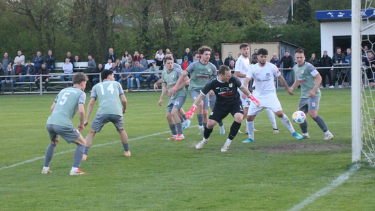 Bei der 0:5-Niederlage des FC Cosmos Koblenz (in Weiß) in Gau-Odernheim gab es durchaus auch Szenen im Sechzehner der Gastgeber,