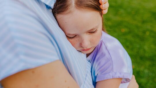 Mutter tröstet ein trauriges Mädchen