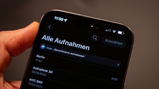 Eine orangefarbene Statusanzeige eines iPhones