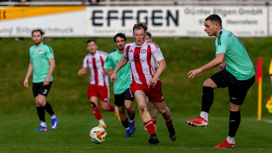 Justus Klein (Zweiter von rechts) rackerte wieder viel, hatte allerdings gegen Diefflens Fabio Götzinger (rechts), der auch den