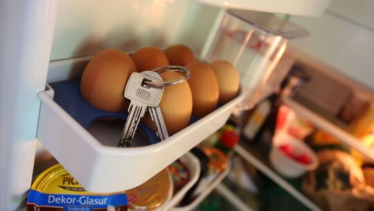 Schlüsselbund liegt im Eierfach eines Kühlschranks