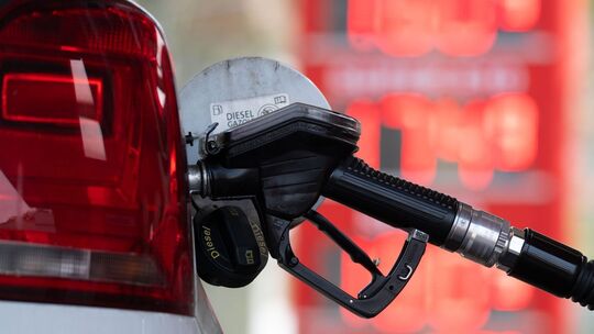 Hohe Spritpreise infolge des Iran-Kriegs sind ein großes Thema.