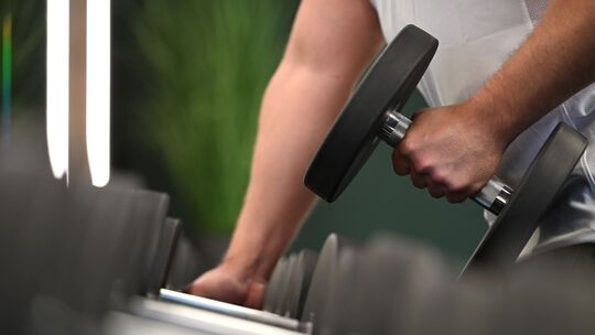 Hantelbank im Fitnessstudio