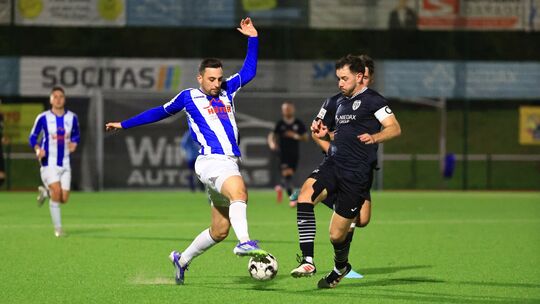 Beim 1:1 im Hinspiel auf dem Linzer Kaiserberg gab es keinen Sieger zwischen Niklas Kleins VfB (schwarze Trikots) und Samet Sögü