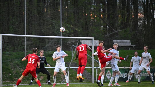 Ordentlich was los im Asbacher Strafraum: Die SG Lautzert-Oberdreis/Berod-Wahlrod (in Rot) ließ gegen den TuS Asbach (in Weiß) z