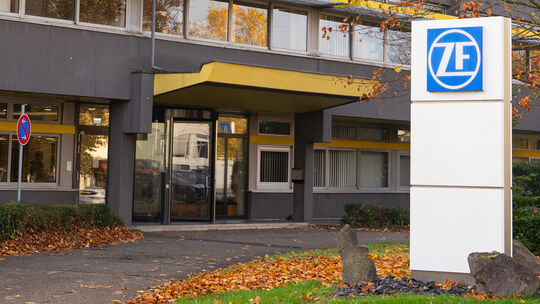 Eingangsbereich der Niederlassung von ZF in Koblenz: Der Standort befindet sich in einem Transformationsprozess.