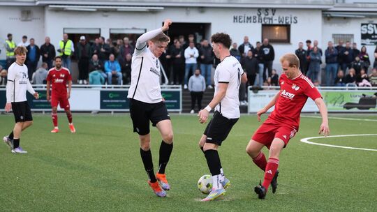 Der SSV Heimbach-Weis (weiße Trikots) und die SG Hundsangen II schenkten sich in ihrem Kreispokal-Halbfinale nichts. Am Ende beh