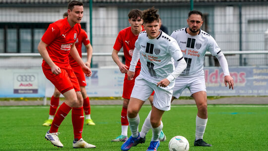 Der FV Rheinbrohl (weiße Trikots) trägt auch sein kommendes Heimspiel gegen den VfL Oberlahr-Flammersfeld in Vettelschoß aus. Ve