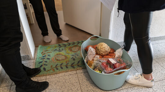 Auch das Einkaufen können Helfer der Nachbarschaftshilfe für bedürftige Menschen schon mal übernehmen oder diese dabei unterstüt