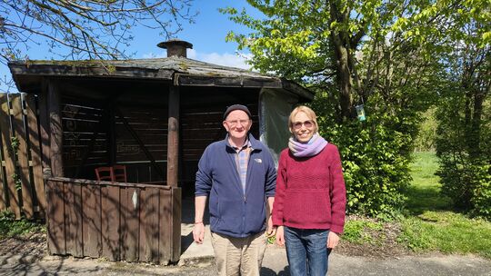 Werner Luckas ist einer von bislang 13 Helfern der Nachbarschaftshilfe, die Sozialraumkoordinatorin Sonja Wuttke (rechts) mit Ge