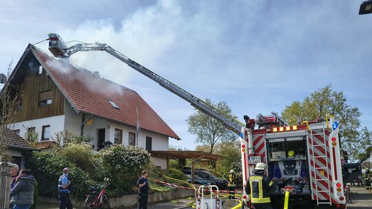 Mehrere Stunden dauerten die Löscharbeiten bei dem Brand eines Wohnhauses am Dorfrand von Löhndorf.