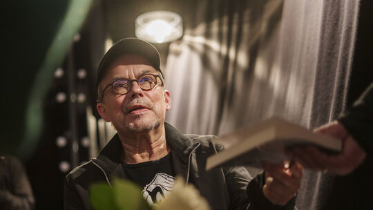 Henni Nachtsheim ist nicht nur Musiker und Comedian, sondern auch Schriftsteller. Hier ist er bei einer Lesung in der Volksbühne