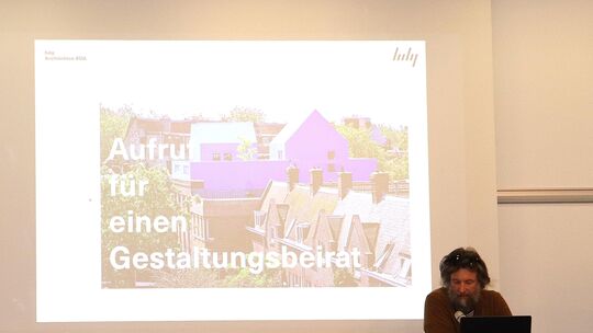 Architekt Florian Lachenmann erläuterte die Vorzüge des Bauturbos, ging aber auch auf die Problematiken ein. Seine Empfehlung is