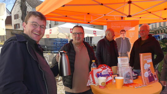 "Vunn klää uff gut druff!" Das ist die Devise von Philipp Gruber (links). Als er kürzlich auf dem Lauterecker Wochenmarkt mit Bü