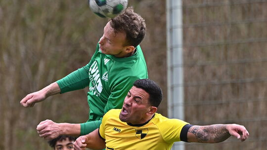 Marcel Reuber (in Grün) und seine SG Honigsessen/Katzwinkel müssen beim TuS Bitzen ran. Hussein Jouni (in Gelb) und die Sportfre
