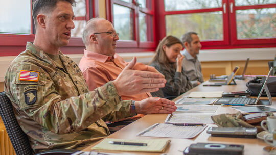 Der Kommandeur der US-Army Garnison Rheinland-Pfalz, Oberst Jeffery Higgins und der Buergermeister der Verbandsgemeinde Baumhold