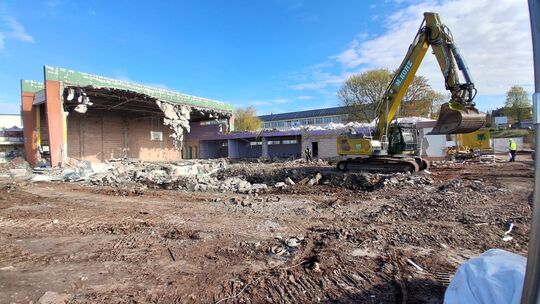 Alte Westrichhalle adé: Aktuell steht noch die Hälfte des Gebäudes - bald wird von der ehemaligen Sporthalle nichts mehr übrig s