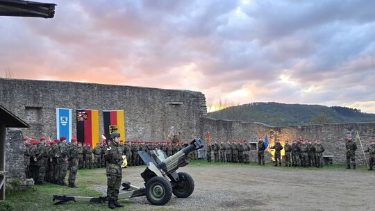 Die versammelten Soldaten in Burghof: Zum Schluss erklang die Nationalhymne.