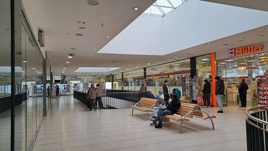 Viele Schüler nutzen ihre Pausen und Freistunden gerne, um zur Filliale von Drogerie Müller in der Schlossgalerie zu gehen.