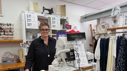 Ramona Schumacher gibt schweren Herzens ihren Modeladen Rock 'n Hose in der Altenkirchener Fußgängerzone auf. Am 31. Juli ist ih