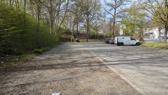 Wie Sie sehen, sehen Sie nichts: Lange stand auf dem Parkplatz ein schwarzer Peugeot 206, eingezäunt mit Absperrband. Das Auto i