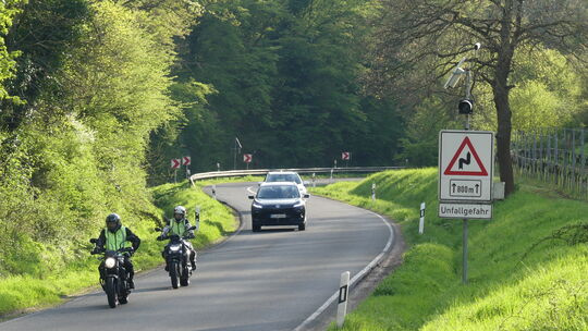 Beliebt ist bei Motorradfahrern die Strecke durch das Trollbachtal bei Rümmelsheim. Hier weisen Schilder auf die besonderen Unfa