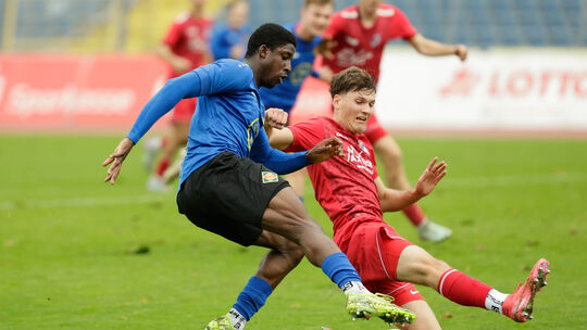 Im Hinspiel hatten Moritz Muth (rotes Trikot) und seine Sportfreunde Eisbachtal gegen die TuS Koblenz nicht den Hauch einer Chan