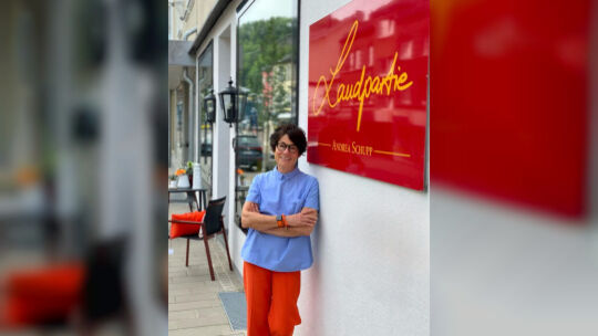 Andrea Schupp vor ihrem Geschäft Landpartie in Wissen. Die 67-Jährige erfüllte sich vor 20 Jahren, als ihre vier Kinder groß war