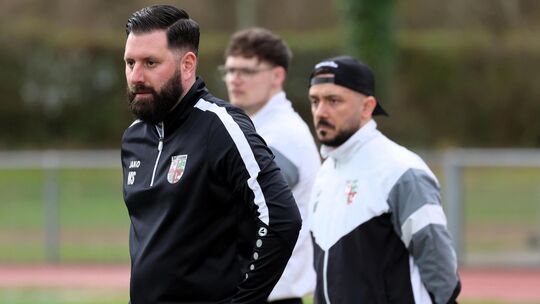 Mayens Trainer Marc Steil (links) traut es seiner Mannschaft zu, die letzten sechs Saisonspiele allesamt zu gewinnen.