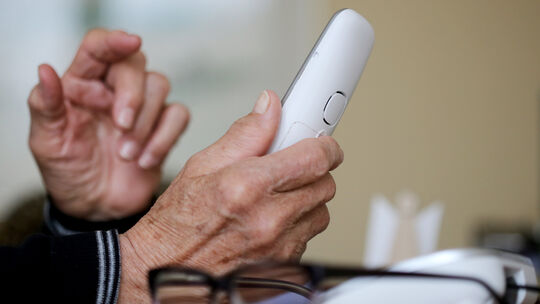 Per Telefon wurde ein 92-jähriger Werlauer aufgefordert, seine Bankkarten mitsamt der Geheimzahl an einen angeblichen Bankmitarb