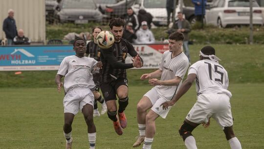 Ab durch die Mitte: Der Spieler der SG Weinsheim lässt sich auch von drei Fürfeldern nicht aufhalten. Am Sonntag gilt es, die Hü