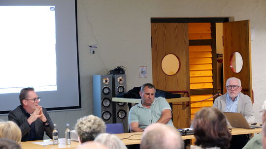 Bei einer Einwohnerversammlung berichtete Rengsdorfs "Dreigestirn" aus (von links) Bürgermeister Marc Dillenberger und den Beige