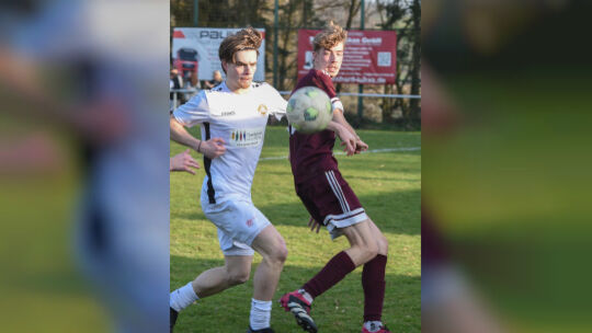 Hat eine starke Entwicklung genommen: Hans Steyer (weißes Trikot) ist beim TuS Hackenheim zum Leistungsträger aufgestiegen.