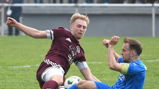 Voller Einsatz: Christian Rech (rotes Trikot) geht als Kapitän mit gutem Beispiel voran.