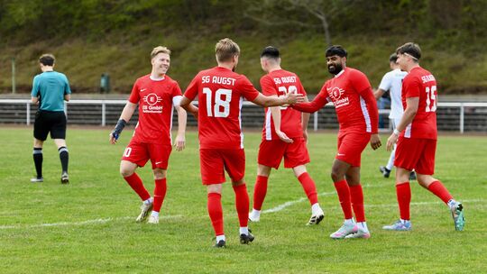Dem 4:0 gegen Oberwesel ließ die SG Augst um Kapitän Moritz Brendler (links im roten Trikot) ein 3:1 in Oberwinter folgen. Gibt