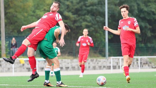 Könnten sich nach oben befördern: Die SG Maifeld-Elztal (rote Trikots) könnten zu den Profiteuren des Spieltags werden.