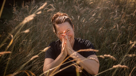 Betty Bach aus Freudenberg ist zertifizierte Lachyoga-Expertin. Die 52-Jährige bietet auch kostenlose Kurse an - unter anderem i