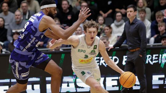 Calvin Wishart (am Ball) wird von seinem Trainer Stephan Dorhn im Hintergrund beobachtet: Trennen sich die Wege im Sommer?