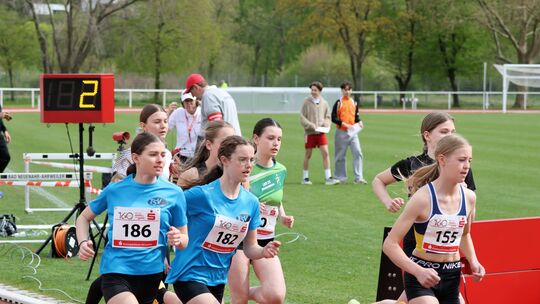 Maya Bartholmes und Maya Rockenbach (blaue Shirts) vom TSV Emmelshausen stürmten bei der Bahneröffnung in Bad Neuenahr über die