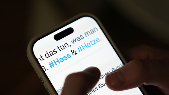 Digitalisierte Gewalt im Netz, vor allem auf Social Media, hat in den vergangenen Jahren immer mehr zugenommen.
