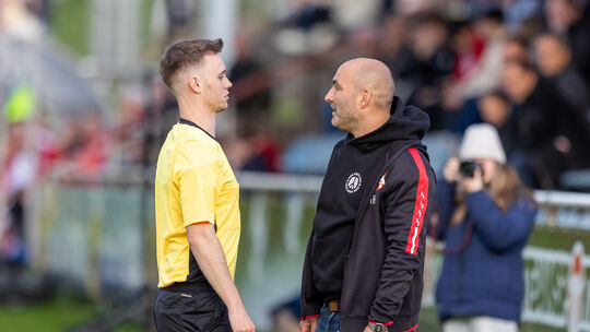 Diefflens Trainer Thomas Hofer im Gespräch mit Schiedsrichter Jan-Hagen Engel vom SV Gonzerath. Hofer unterlief offensichtlich e